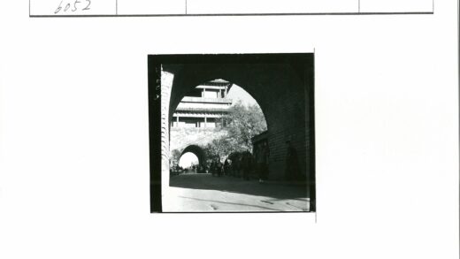 拱门与多层建筑街景.jpg