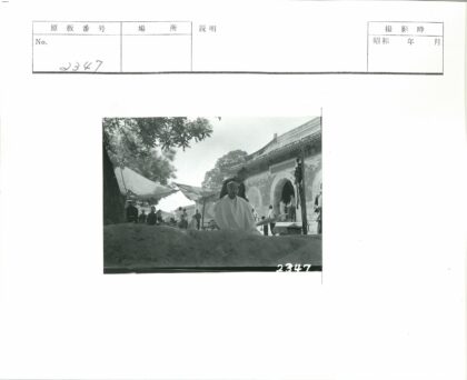 拱门建筑前人群聚集树荫活动.jpg