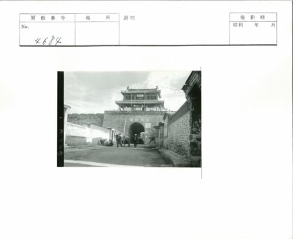 拱门石墙马车街景.jpg