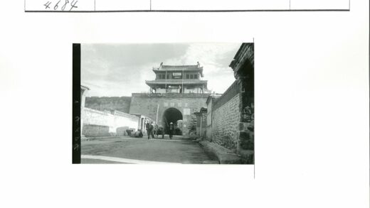 拱门石墙马车街景.jpg