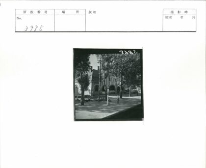 拱门石建筑与运河街景.jpg
