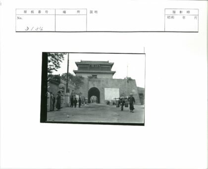 拱门石门与雕像街道景象.jpg