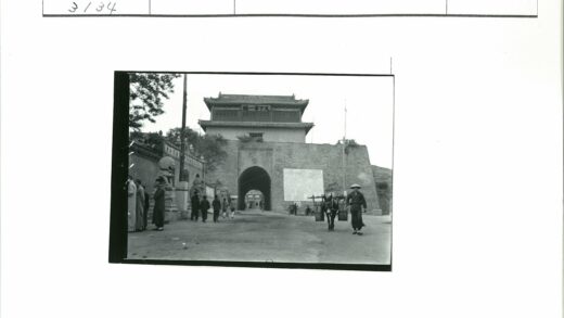 拱门石门与雕像街道景象.jpg