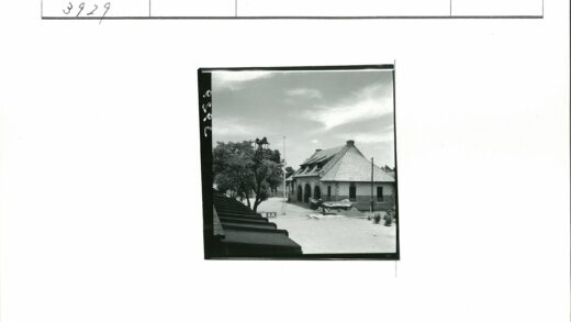 拱顶斜顶老建筑与树旗杆.jpg