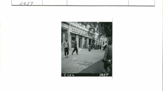 摄影用品店街景行人纪实.jpg