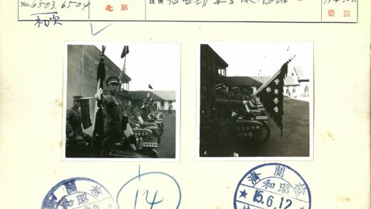 摩托车队制服旗帜瓦屋顶建筑.jpg