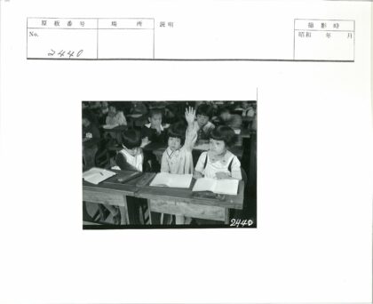 教室中举手提问的学生.jpg