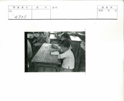教室中读书的长辫子女孩.jpg