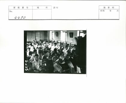 教室学生读书老师监督自然光.jpg