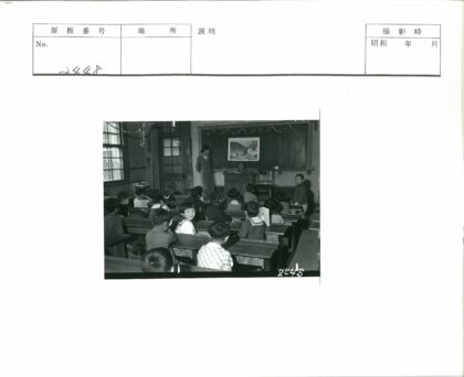教室师生互动风景黑板装饰.jpg
