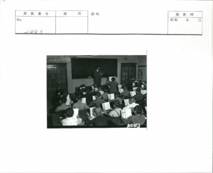 教室师生阅读学习场景.jpg