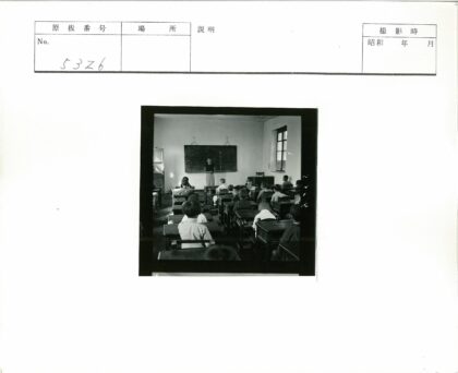 教室教学场景师生互动.jpg