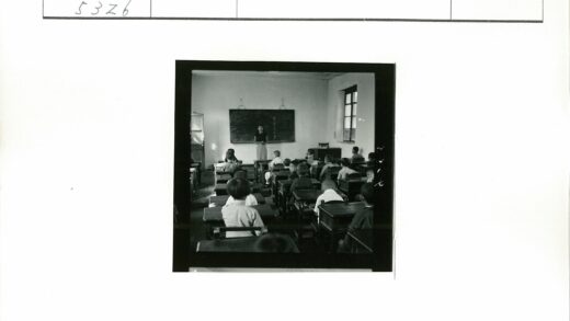 教室教学场景师生互动.jpg