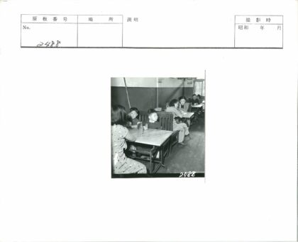 教室木桌前儿童与成人合影.jpg