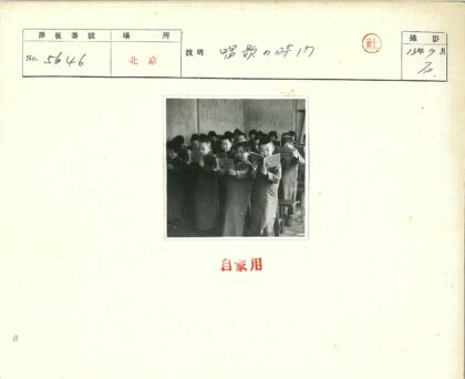 教室里孩子们专注阅读.jpg