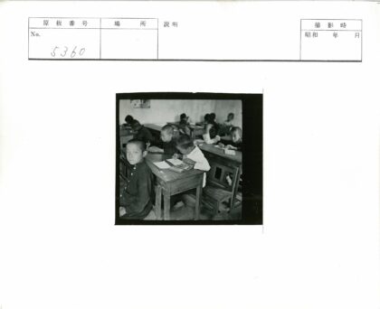 教室里的专注学习场景.jpg