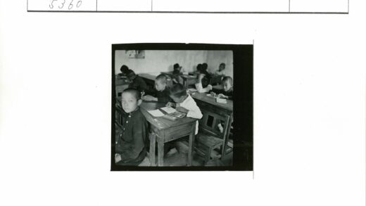 教室里的专注学习场景.jpg