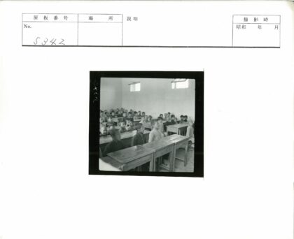 教室里的孩子们高天花板窗户.jpg