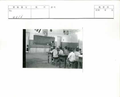 教室黑板前的学生与老师.jpg