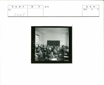 教室黑板前的学生课堂.jpg