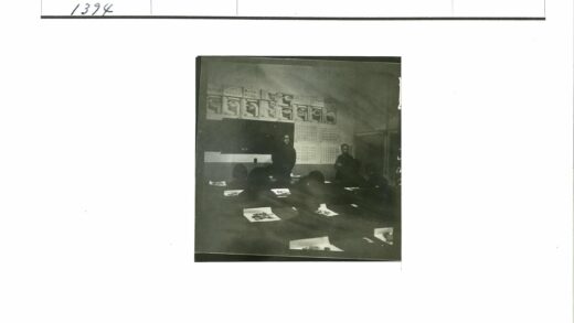 教室黑板旁师生解剖图教学场景.jpg