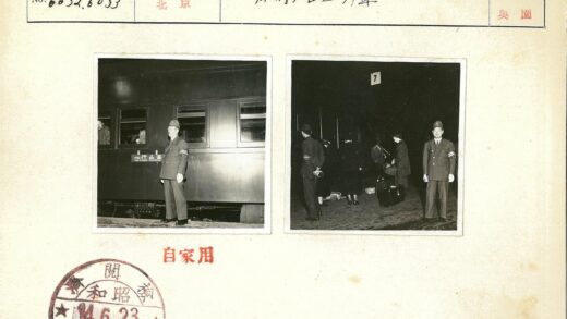 数字7牌下人群与制服人员.jpg