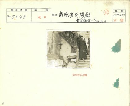 斑驳墙壁上的旧楼梯.jpg