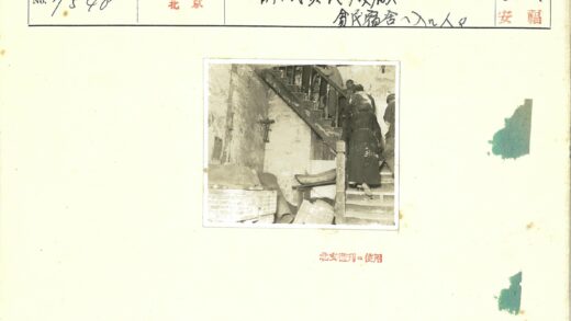 斑驳墙壁上的旧楼梯.jpg
