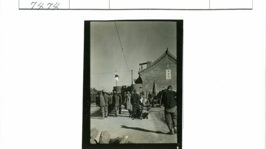 旗杆旁的人群合影.jpg