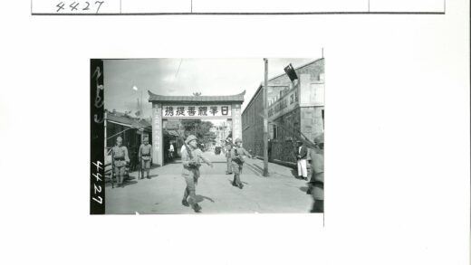日军士兵传统街道行进.jpg