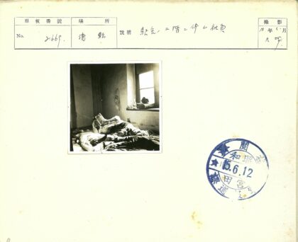 昏暗房间窗边读书人.jpg