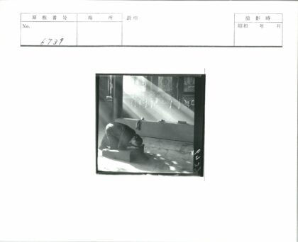 昏暗灯光下的祭坛鞠躬仪式.jpg