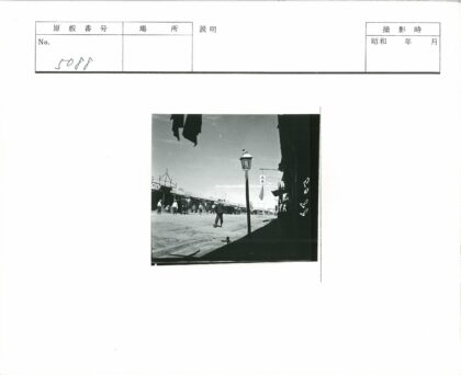 晴朗街景与灯柱建筑.jpg