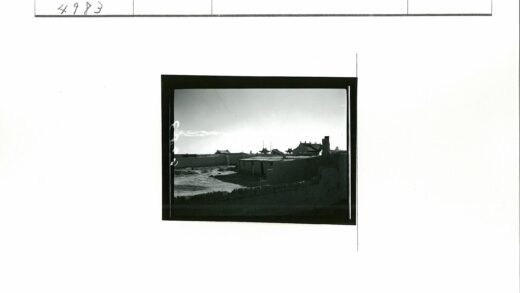 晴空下传统建筑砖墙屋顶.jpg