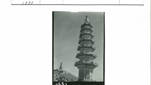 晴空下多层宝塔与山景.jpg
