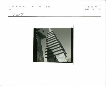 晴空下多层雕刻宝塔.jpg
