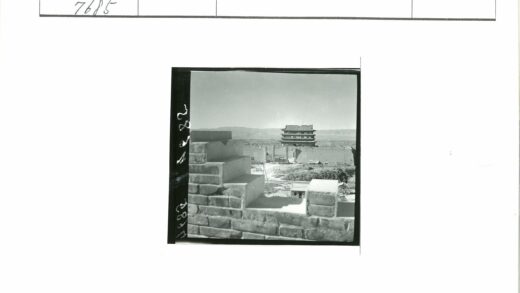 晴空下的传统建筑与山脉.jpg