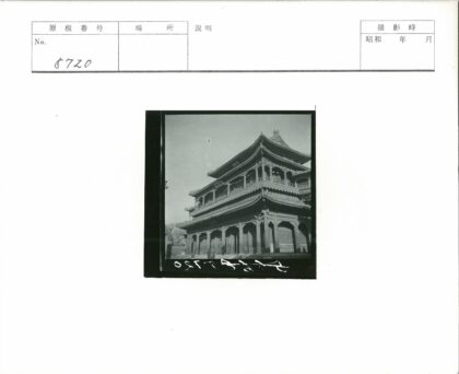 晴空下的传统建筑景观.jpg