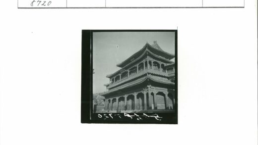 晴空下的传统建筑景观.jpg