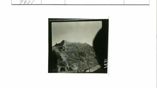 晴空下的岩石山与枯树.jpg