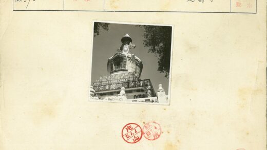 晴空下雕纹佛塔与绿树.jpg
