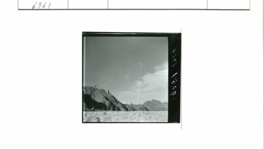 晴空山脊与长墙远景.jpg