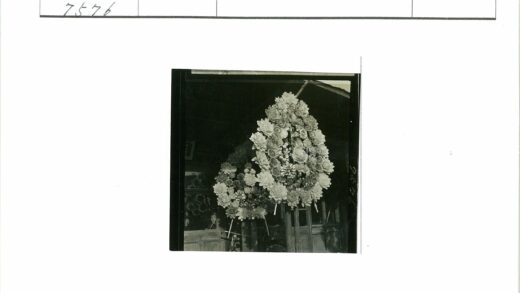 木制建筑前的大花圈与玫瑰菊花.jpg