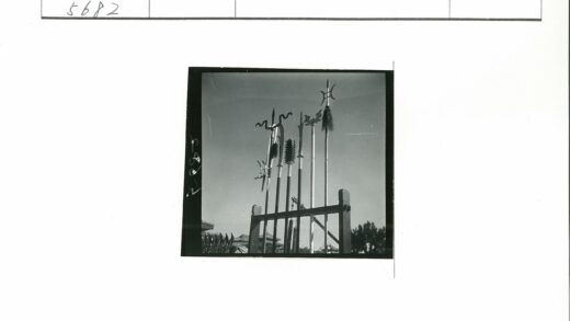 木架陈列装饰武器与建筑风景.jpg