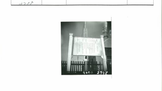 木栅栏前瓦顶建筑标志.jpg