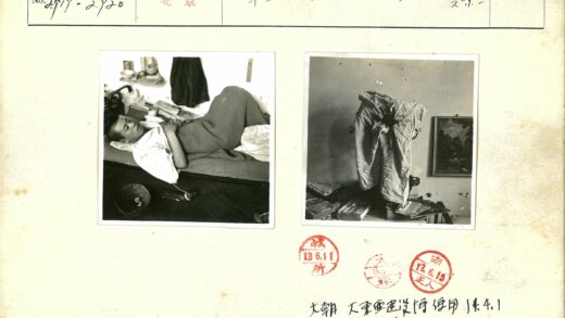 木桌书织物与墙画.jpg