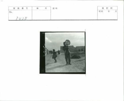 村庄男孩持扫帚生活场景.jpg