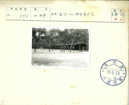 林中幽暗老建筑多窗景.jpg
