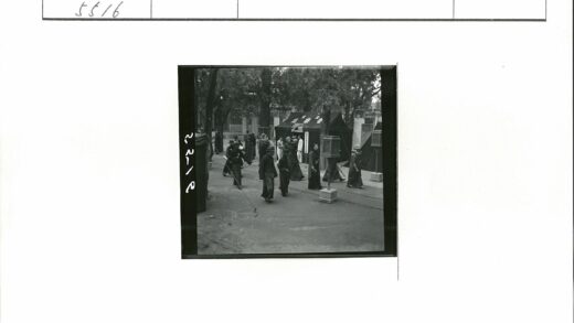 林荫帐篷街道行人.jpg