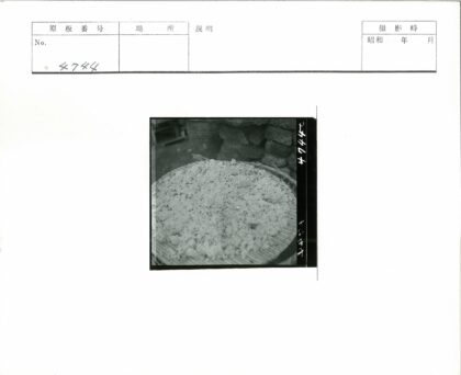柳条篮子装大米石墙旁.jpg